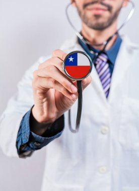 Şili sağlık ve sağlık sigortası konsepti. Şili sağlık sistemi, steteskop tutan doktor