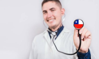 Doktor, Şili bayrağıyla steteskop gösteriyor. Şili ulusal sağlık konsepti