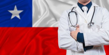 Şili bayrağında steteskopu olan bir erkek doktor. Şili bayrağında steteskop tutan doktor.