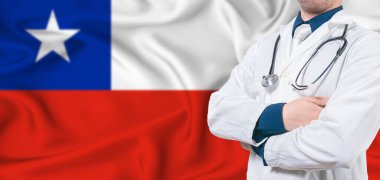 Şili sağlık hizmeti konsepti. Şili bayrağında erkek doktor. Şili bayrağında çapraz kollu doktor