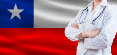 Şili bayrağında çapraz kollu bir doktor. Şili sağlık ve bakım konsepti. Şili bayrağında kadın doktor