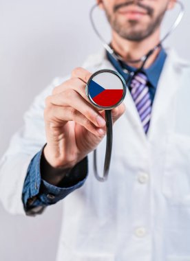 Çek Cumhuriyeti sağlık ve sağlık sigortası konsepti. Çek Cumhuriyeti sağlık sistemi, steteskop tutan doktor