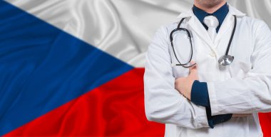 Çek Cumhuriyeti bayrağında steteskoplu erkek doktor. Çek Cumhuriyeti bayrağında steteskop tutan doktor