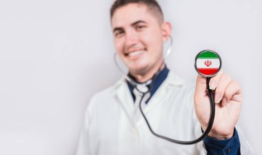 Doktor, İran bayrağıyla steteskop gösteriyor. İran ulusal sağlık konsepti