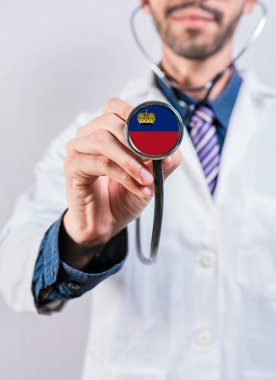 Lihtenştayn sağlık ve sağlık sigortası konsepti. Lihtenştayn sağlık sistemi, steteskop tutan doktor