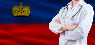 Liechtenstein bayrağında çapraz kollu bir doktor. Lihtenştayn sağlık ve bakım konsepti. Lihtenştayn bayrağında kadın doktor