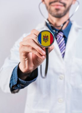 Moldova sağlık ve sağlık sigortası konsepti. Moldova sağlık sistemi, steteskop tutan doktor