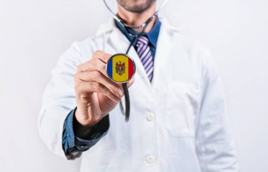 Moldova sağlık sistemi, steteskop tutan doktor. Moldova sağlık ve sağlık sigortası kavramı