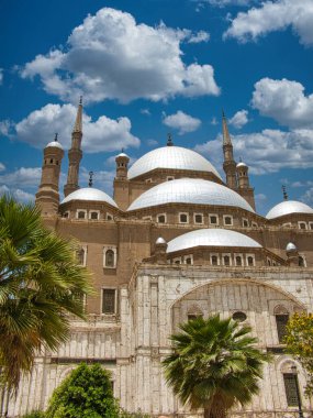 Mısırın iç ve dış kısımlarındaki Mohamed Ali Camii güneşli bir günde