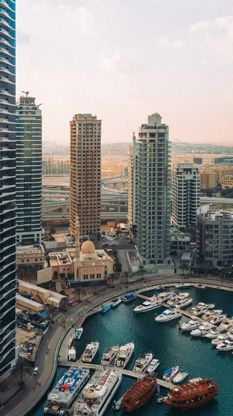 Pionowe Dubaj Marina Widok Wysoki Budynek Tło Jacht Luksusowy Wysokiej Obrazy Stockowe bez tantiem