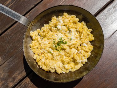 Yumurtalı börek, kayak kulübesinde geleneksel bir yemek. Tipik bir çelik tavada servis edilir..