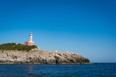 Faro di Punta Carena Deniz Feneri Kulesi İtalya Capri Adası 'nda. Güney Avrupa 'nın ünlü tarihi ve turistik beldesi.