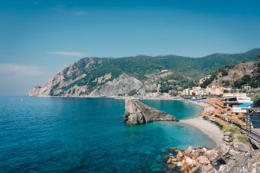 Monterosso plajı. Liguria Cinque Terre 'deki ünlü turistik kasaba. İtalya 'da kumsalda bir sürü şemsiye var..