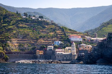 Luguria, İtalya, Avrupa 'daki Vernazza efsanevi Cinque Terre' deki bir tekneden manzaralı bir kasabaya bakıyor..