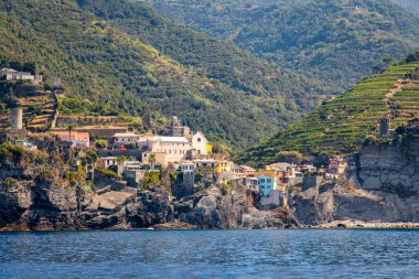 Luguria, İtalya, Avrupa 'daki Vernazza efsanevi Cinque Terre' deki bir tekneden manzaralı bir kasabaya bakıyor..