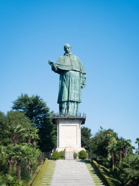 San Carlone heykeli, İtalya 'daki Maggiore Gölü' nde San Carlo Borromeo Heykeli olarak da bilinir. Ünlü turistik dönüm noktası.