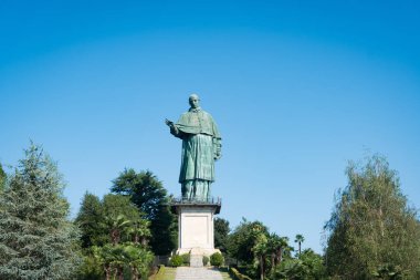 San Carlone heykeli, İtalya 'daki Maggiore Gölü' nde San Carlo Borromeo Heykeli olarak da bilinir. Ünlü turistik dönüm noktası.