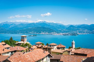 Lombardy 'deki Maggiore Gölü, İtalya' daki Piedmont, yaz boyunca Avrupa. Mükemmel bir yaz tatili mekanında manzara manzarası.