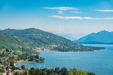 Lombardy 'deki Maggiore Gölü, İtalya' daki Piedmont, yaz boyunca Avrupa. Mükemmel bir yaz tatili mekanında manzara manzarası.