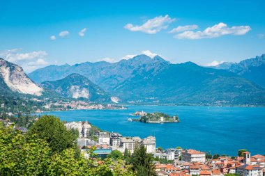 Kuzey İtalya 'daki Maggiore Gölü' ndeki Isola Bella adasının manzarası. Güney Avrupa 'da çok popüler bir turizm merkezi..