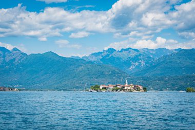 Kuzey İtalya 'daki Maggiore Gölü' ndeki Isola Bella Isola dei Pescatori adasının manzarası. Güney Avrupa 'da çok popüler bir turizm merkezi..