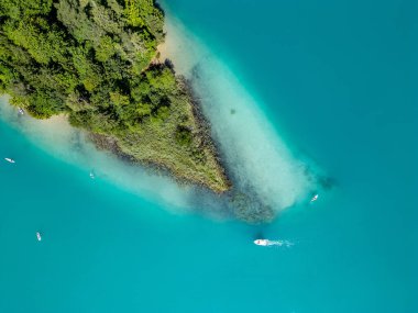 Carinthia 'daki Faak Gölü. Avusturya 'daki ünlü göl adasının manzaralı manzarası. Avrupa 'da popüler turistik yaz tatili merkezi.