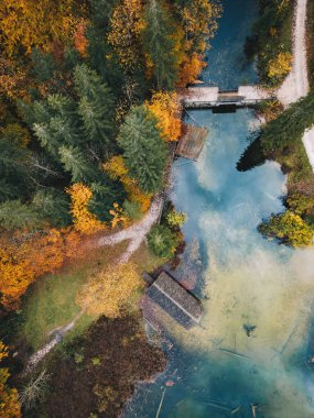 Toplitzsee Gölü 'ndeki bir kayıkhanenin huzurlu sonbahar manzarası. Salzkammergut bölgesinin manzara fotoğrafı..