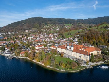 Almanya 'nın Bavyera şehrinde tarihi bir manastır ile Tegernsee Gölü manzarası. Manzara Manzarası