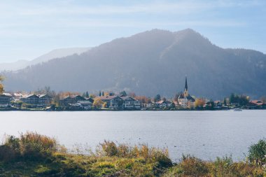 Egern ve St. Laurentius Kilisesi Bavyera, Almanya 'daki Tegernsee Gölü' nde. Sonbaharda panoramik ve manzaralı.