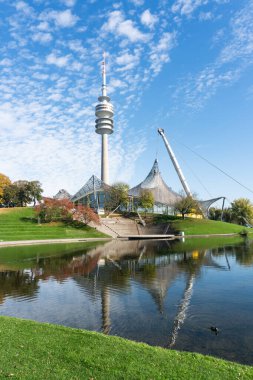 Yaz ve sonbahar boyunca Almanya 'da Münih Olimpiyat Kulesi ve Olimpiyat Salonu. Ünlü Alman şehrinin ünlü binası ve turistik cazibesi.