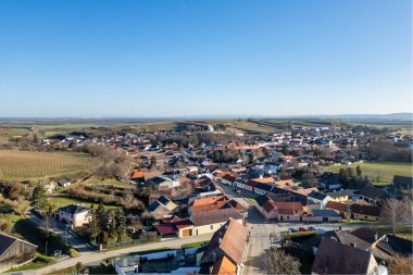 Avusturya Weinviertel bölgesindeki Mailberg 'in hava görüntüsü