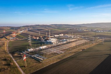 Bir sürü elektrik hattı olan bir güç dağıtım merkezi geliyor. Ülkede elektrik altyapısı ve Enerji Arzı 'nın havadan görüşü.