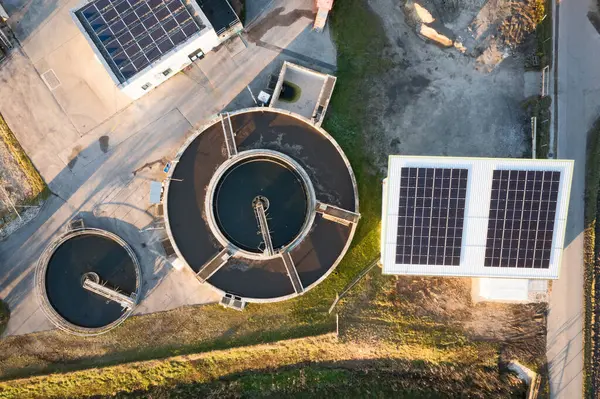 Bazı güneş panelleri olan modern bir kanalizasyon arıtma tesisine havadan bakış.