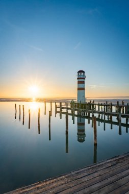 Podersdorf kasabasında hayalperest. Kışın soğuk bir günde fener kulesinin manzaralı manzarası.