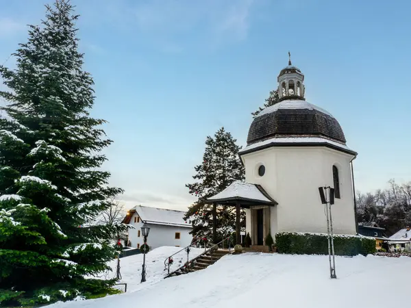 Avusturya 'nın Oberndorf kentinde kış boyunca kar Sessiz Gece Şapeli' ni kapladı.