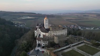 Aşağı Avusturya 'daki bir Rönesans ve ortaçağ kalesi olan Schallaburg Kalesi' nin çarpıcı hava manzarası manzara ve kırsal bölgelerle çevrili..