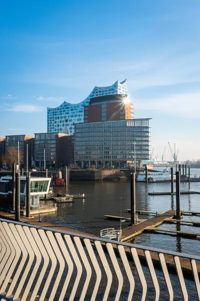 Hamburg limanının sembolik Elbfilarmoni binası, modern mimari, tekneler ve liman manzarası.
