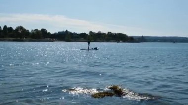 Güvertedeki güvertede bir adamın silueti. Suyun üzerindeki güneş ışığı dalgaları ve parıltıları. Yüksek kaliteli görüntüler