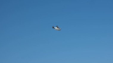 Havada deniz uçağı var. Yolcu uçağı bir yaz günü mavi gökyüzünde uçuyor.. 