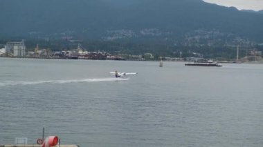Vancouver, British Columbia, Kanada - 17 Eylül 2023: yolcu deniz uçağı kalkıyor. Işık Havacılığı. 