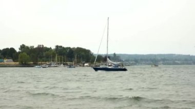 Bulutlu bir günde şehir körfezinde yat gezintisi. Sudaki dalgalar. 