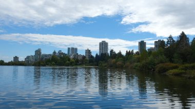 Gölü Su Yüzeyi ve Şehir Güzel Bir Yaz Gününde.