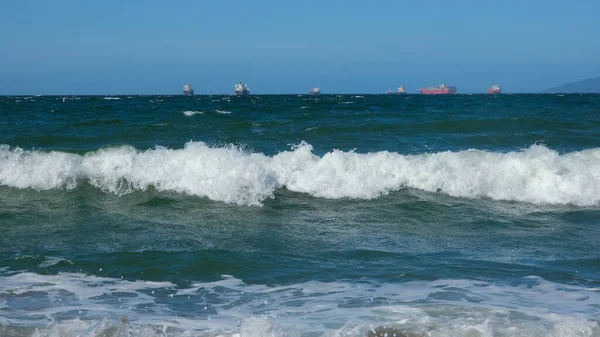 Vista Sull Oceano Dalla Spiaggia Con Barche Petroliere Porto Mare — Foto Stock