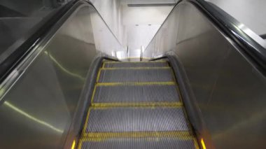 Metro istasyonu yürüyen merdiveni yukarı çıkıyor. Üst Manzara. Büyük şehir metro.. 