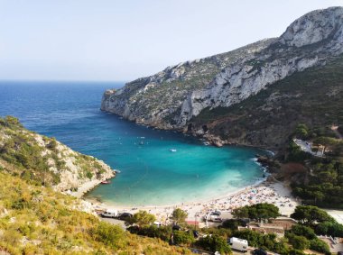  Granadella plajı, Alicante ili Jvea belediyesinin aynı adlı koyunda yer alan çakıllı bir plajdır..