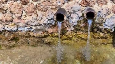 İspanya 'da Castilla la la Mancha, Sierra de Albacete' de bir köyde bahar çeşmesi.