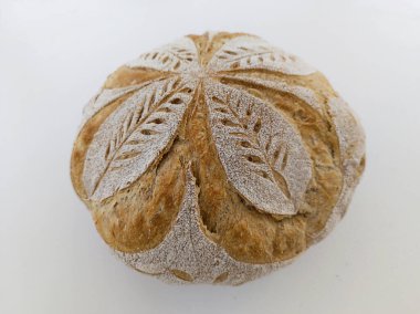 Simetrik çizimli el yapımı ekşi ekmek. Doğal ışık ile yatay çekim.