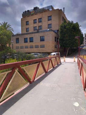 Elche, İspanya. 13 Haziran 2024: İspanya 'nın Alicante ilindeki Elche kentindeki CEU Cardenal Herrera Üniversitesi binası.