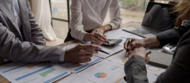 Kapatma. İş arkadaşları yeni fırsatları tartışıyor, plan, bir dizi yakın yol gösteren anlaşmalara atıfta bulunuyor.