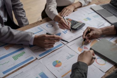 Kapatma. İş arkadaşları yeni fırsatları tartışıyor, plan, bir dizi yakın yol gösteren anlaşmalara atıfta bulunuyor.